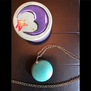 Silver tone Chain with Round Turquoise adornment.